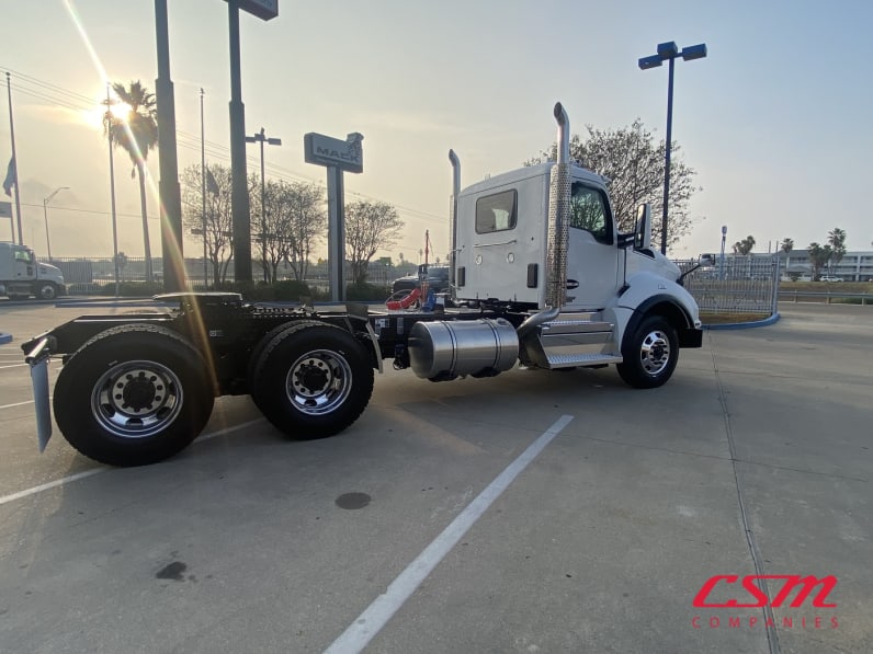 Exterior rear passenger side for this 2026 Kenworth T880 (Stock number: TJ230136)Weeee