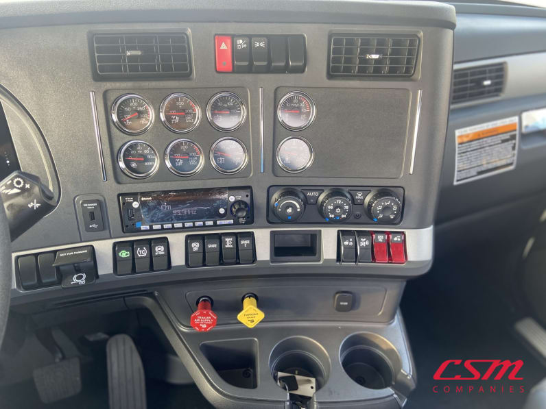 Interior radio and navigation system for this 2026 Kenworth T880 (Stock number: TJ230136)Weeee