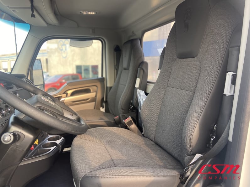Interior seats for this 2026 Kenworth T880 (Stock number: TJ230136)Weeee