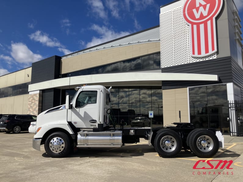 Exterior full driver side for this 2026 Kenworth T680 Short Hood (Stock number: TJ230322)Weeee