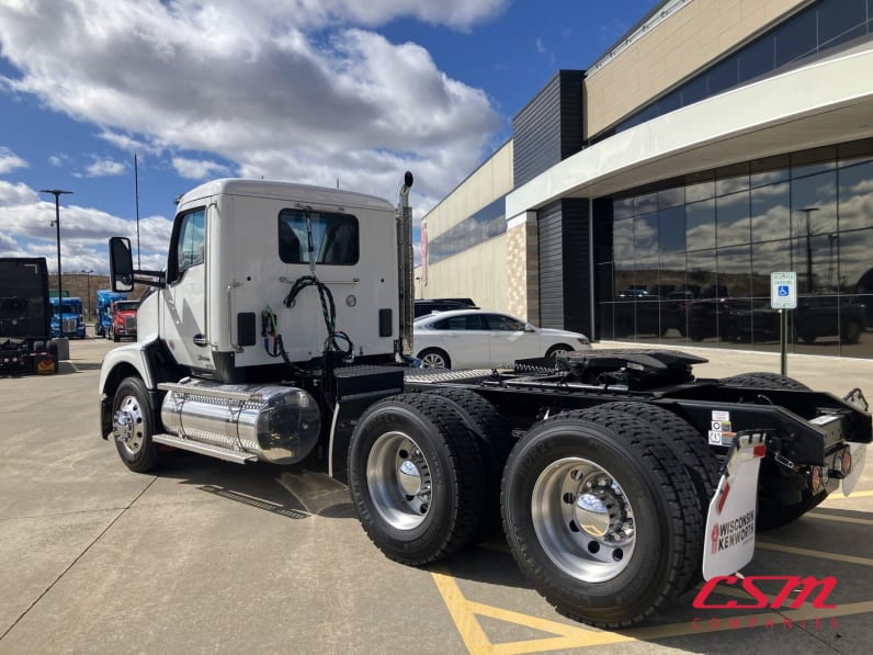 Exterior rear driver side for this 2026 Kenworth T680 Short Hood (Stock number: TJ230322)Weeee