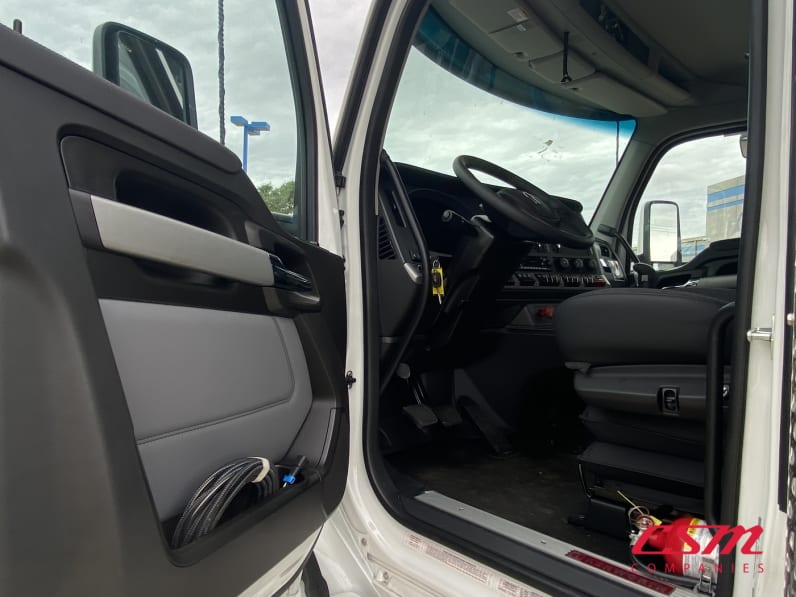Drivers side door open for this 2026 Kenworth T880 (Stock number: TJ230860)Weeee
