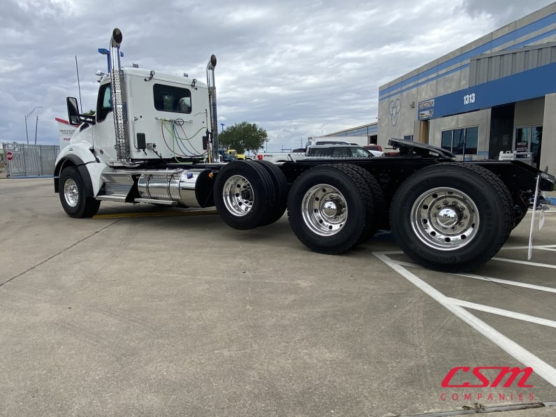Exterior rear driver side for this 2026 Kenworth T880 (Stock number: TJ230860)Weeee