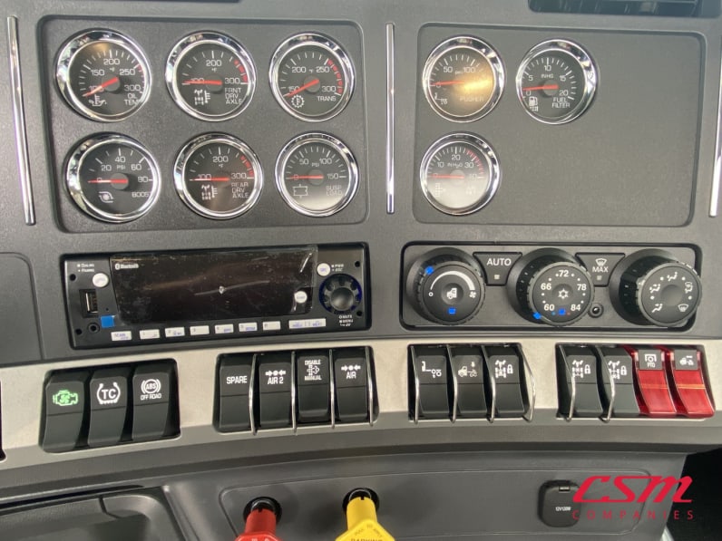Interior radio and navigation system for this 2026 Kenworth T880 (Stock number: TJ230860)Weeee