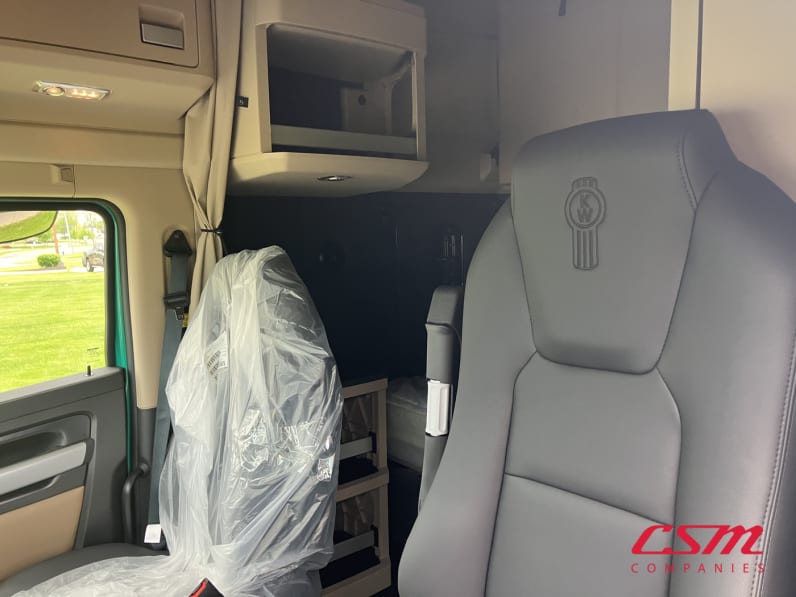 Interior seats for this 2026 Kenworth T680 (Stock number: TJ233407)Weeee