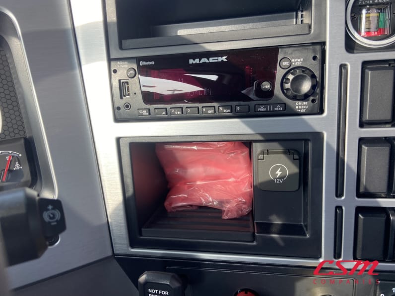 Interior radio and navigation system for this 2026 Mack Pinnacle PI64 (Stock number: TM018296)