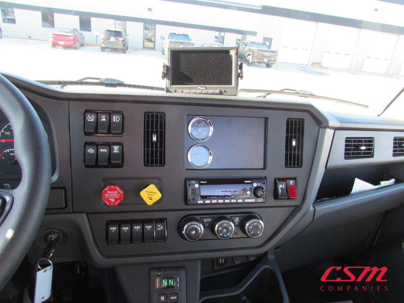 Interior radio and navigation system for this 2026 Kenworth T380 (Stock number: TM223844)