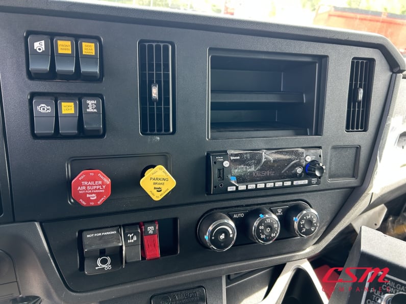 Interior radio and navigation system for this 2026 Kenworth T280 (Stock number: TM229052)Weeee