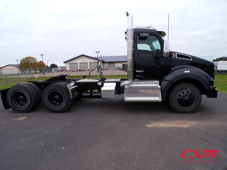 Exterior full passenger side for this 2026 Kenworth T880 (Stock number: TR195419)Weeee