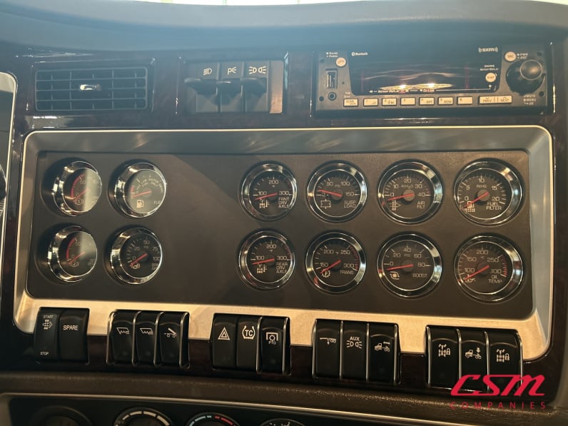 Interior radio and navigation system for this 2026 Kenworth W900L (Stock number: TR195498)