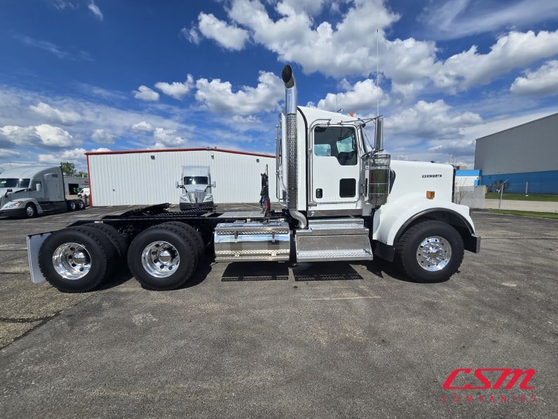 Exterior full passenger side for this 2025 Kenworth W900B (Stock number: TR208424)