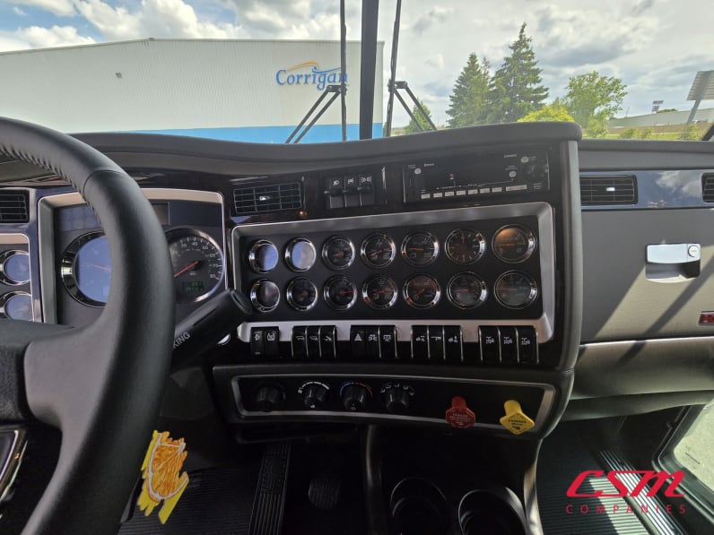 Interior radio and navigation system for this 2025 Kenworth W900B (Stock number: TR208424)