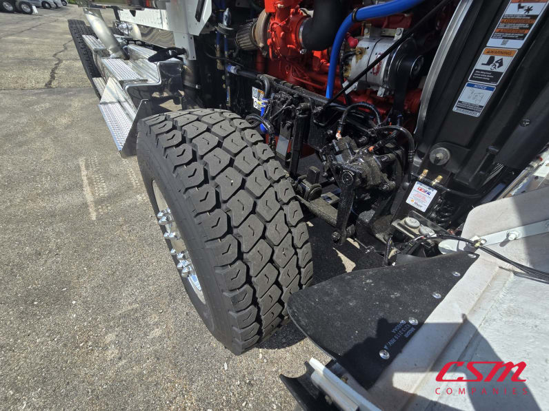Passenger side front tire tread for this 2025 Kenworth W900B (Stock number: TR208424)