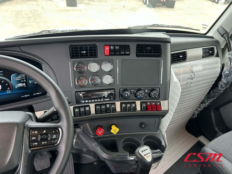 Interior radio and navigation system for this 2026 Kenworth T880 (Stock number: TR208557)