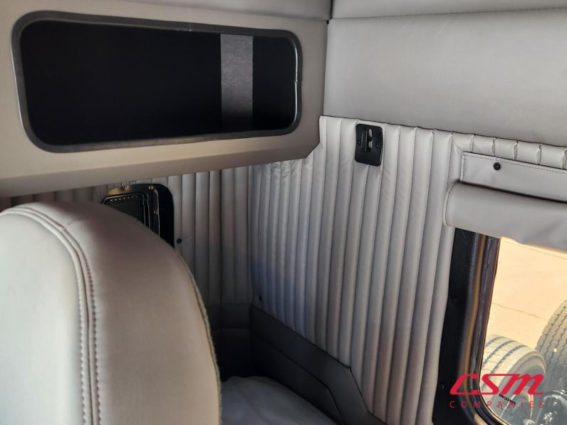 Interior passenger side sleeper for this 2026 Kenworth W900L (Stock number: TR216633)