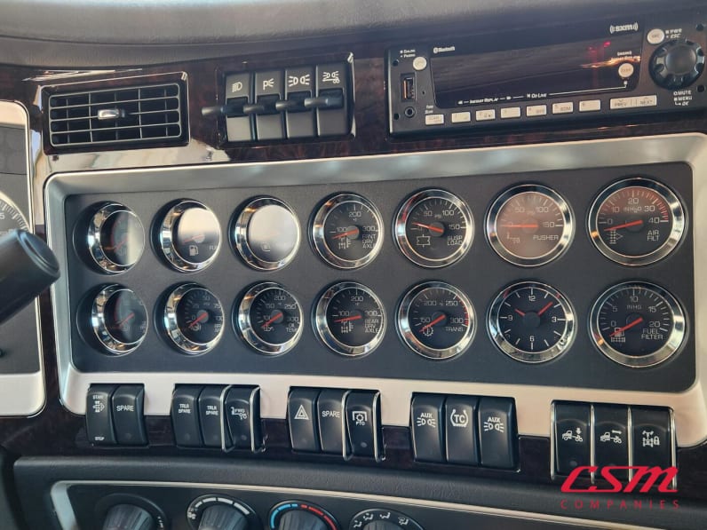 Interior radio and navigation system for this 2026 Kenworth W900L (Stock number: TR216633)