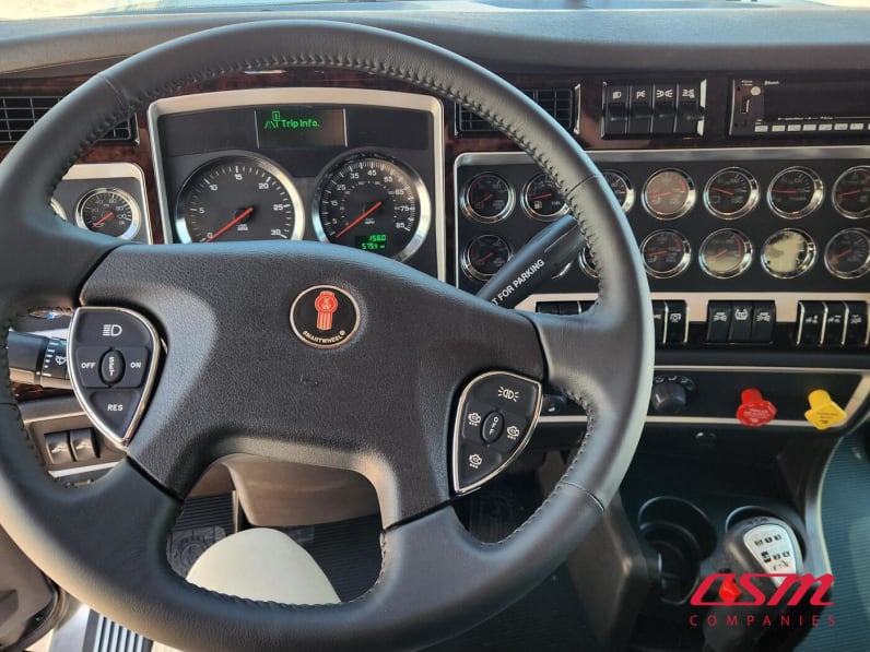 Interior steering wheel for this 2026 Kenworth W900L (Stock number: TR216633)