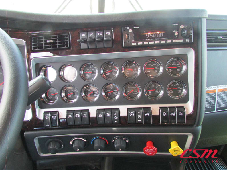 Interior radio and navigation system for this 2026 Kenworth W900L (Stock number: TR218306)