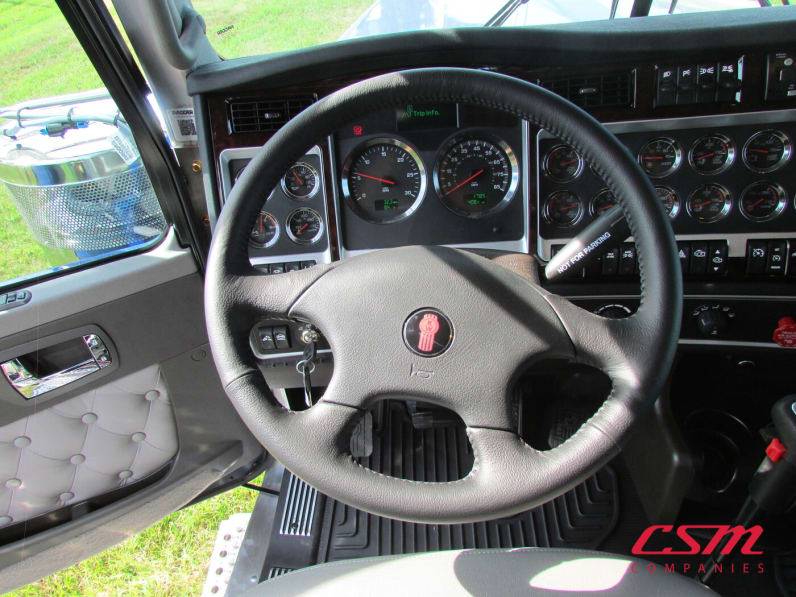 Interior steering wheel for this 2026 Kenworth W900L (Stock number: TR218306)