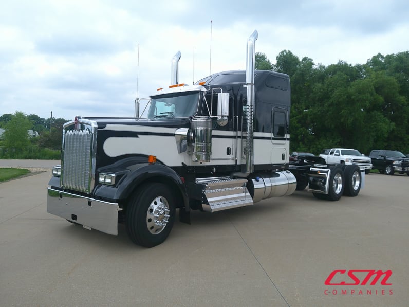 Exterior front drivers side for this 2026 Kenworth W900L (Stock number: TR218362)