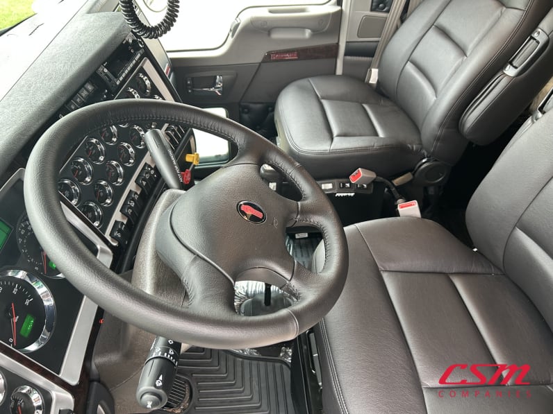 Interior seats for this 2026 Kenworth W900L (Stock number: TR218362)