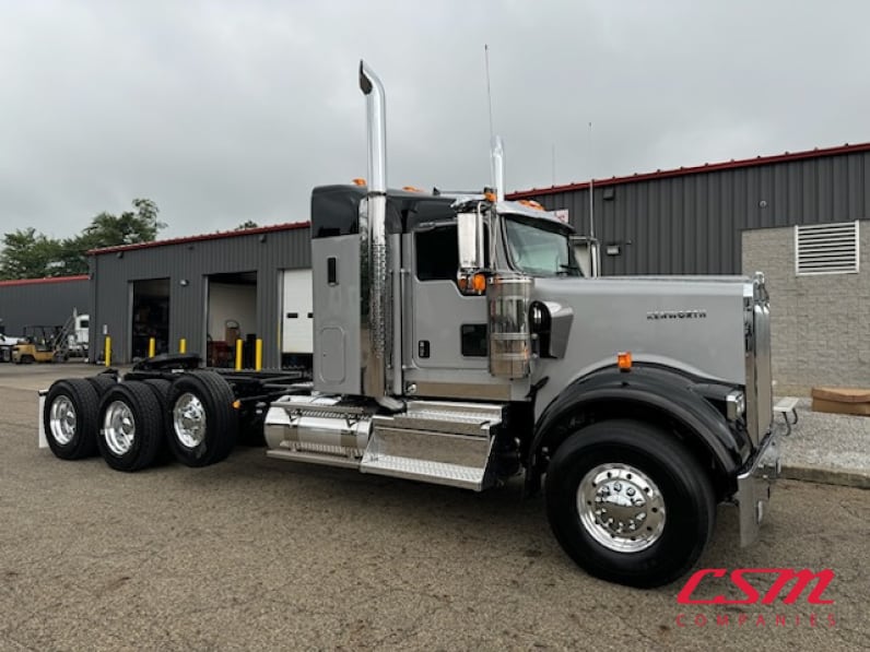 Exterior front passenger side for this 2026 Kenworth W900B (Stock number: TR219286)Weeee
