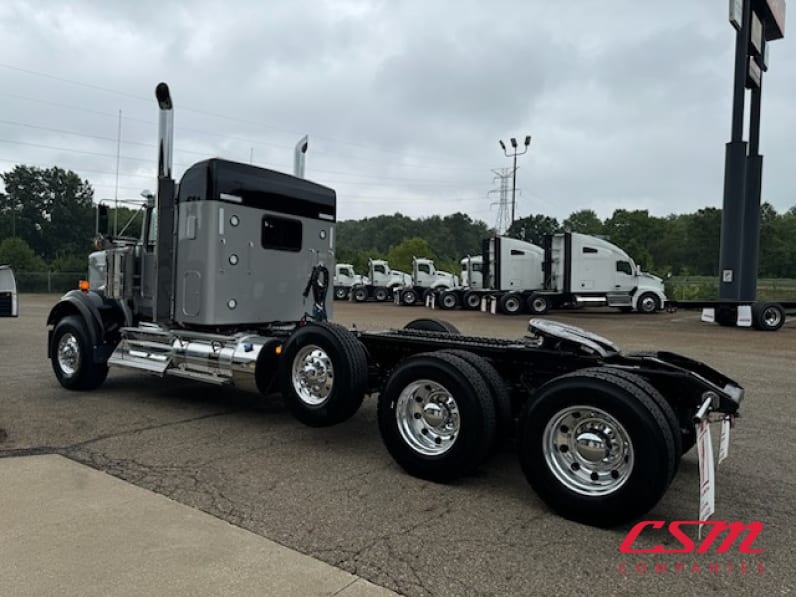Exterior rear driver side for this 2026 Kenworth W900B (Stock number: TR219286)Weeee