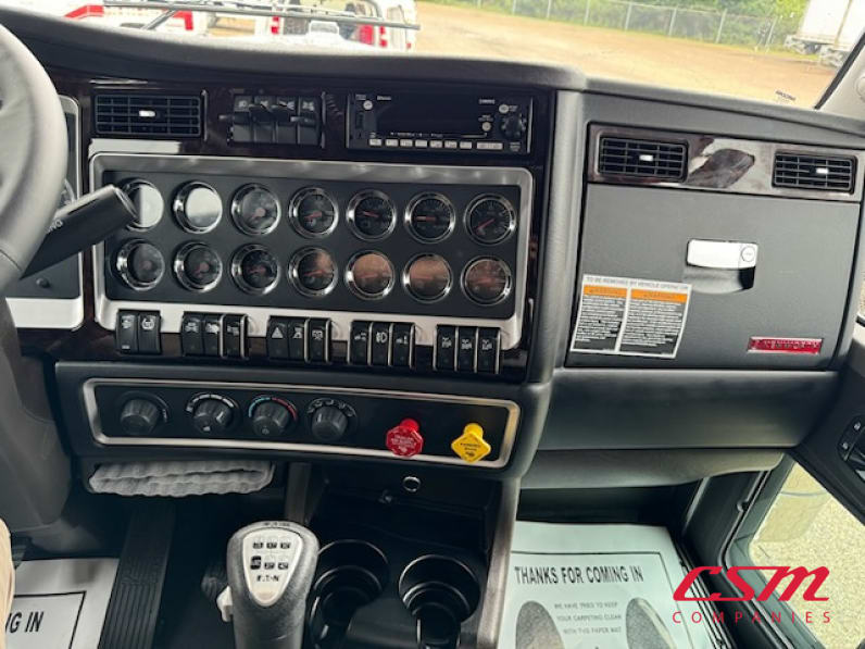 Interior radio and navigation system for this 2026 Kenworth W900B (Stock number: TR219286)Weeee