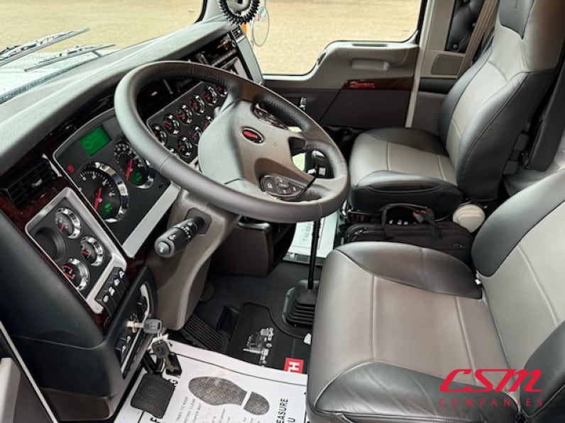 Interior seats for this 2026 Kenworth W900B (Stock number: TR219286)Weeee