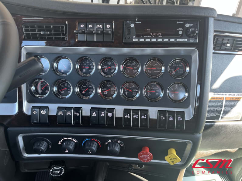 Interior radio and navigation system for this 2026 Kenworth W900L (Stock number: TR224699)