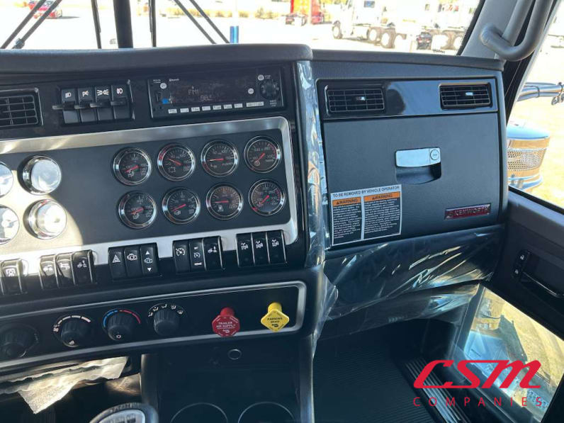Interior radio and navigation system for this 2026 Kenworth W900B (Stock number: TR225824)