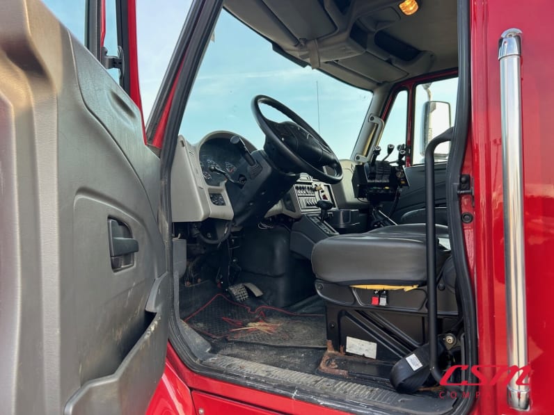 Drivers side door open for this 2011 International 7500 (Stock number: UBJ423548)Weeee