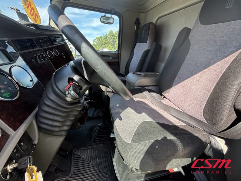 Interior seats for this 2012 Kenworth T270 (Stock number: UCM324438)