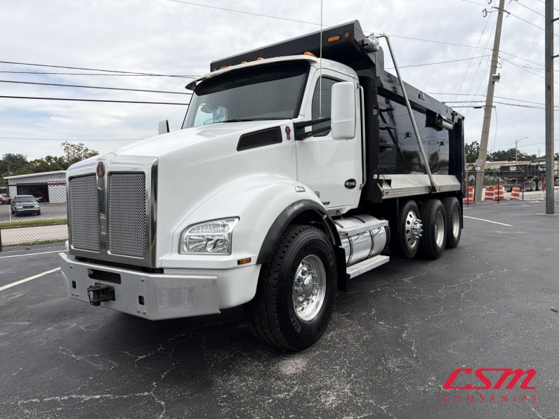 Exterior front drivers side for this 2018 Kenworth T880 Short Hood (Stock number: UJJ222316)