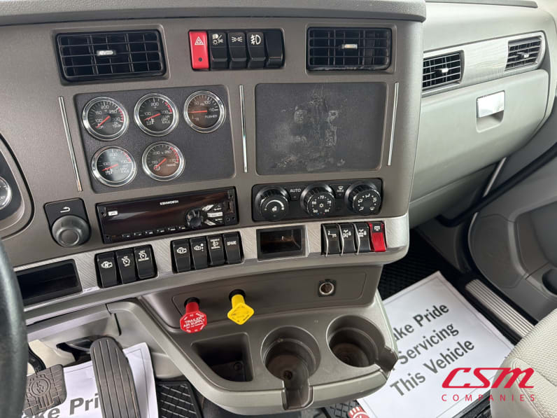 Interior radio and navigation system for this 2018 Kenworth T880 Short Hood (Stock number: UJJ222316)