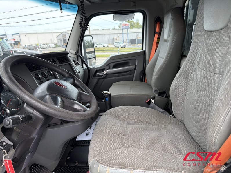 Interior seats for this 2018 Kenworth T880 Short Hood (Stock number: UJJ222316)