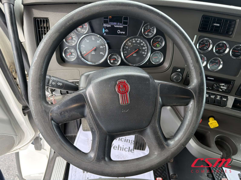 Interior steering wheel for this 2018 Kenworth T880 Short Hood (Stock number: UJJ222316)