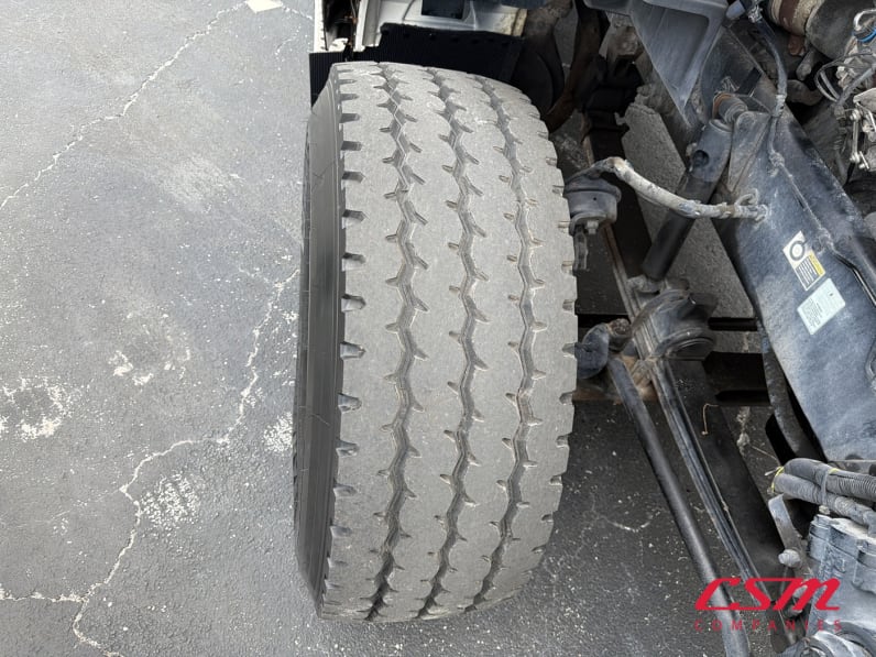 Passenger side front tire tread for this 2018 Kenworth T880 Short Hood (Stock number: UJJ222316)