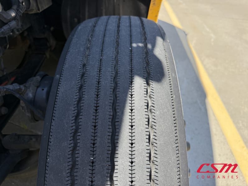 Driver side front tire tread for this 2019 Kenworth T680 (Stock number: UKJ259505)Weeee