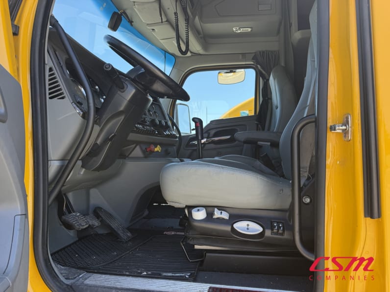 Drivers side door open for this 2019 Kenworth T680 (Stock number: UKJ259505)Weeee