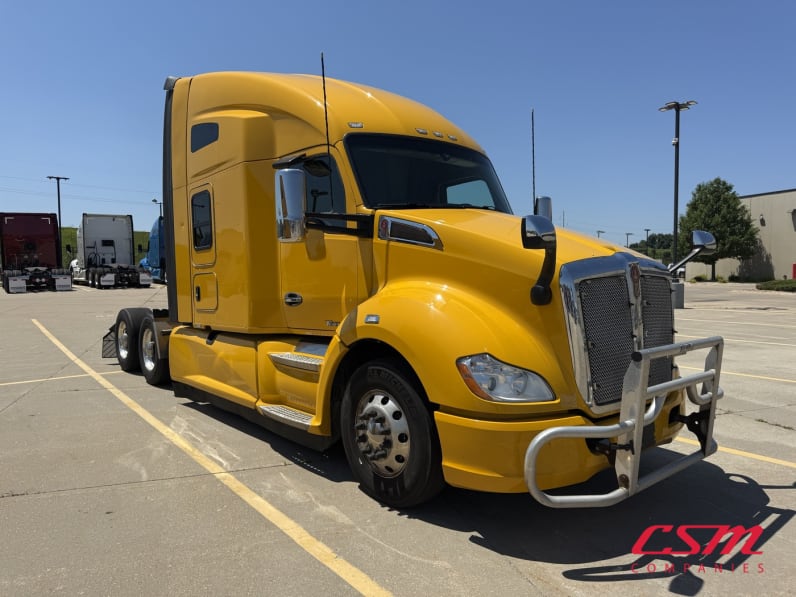 Exterior front passenger side for this 2019 Kenworth T680 (Stock number: UKJ259505)Weeee
