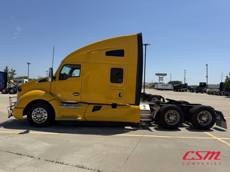 Exterior full driver side for this 2019 Kenworth T680 (Stock number: UKJ259505)Weeee