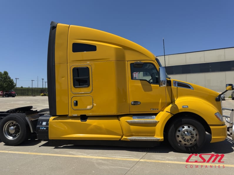 Exterior full passenger side for this 2019 Kenworth T680 (Stock number: UKJ259505)Weeee