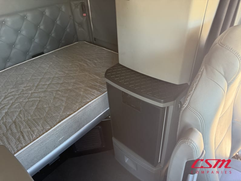 Interior driver side sleeper for this 2019 Kenworth T680 (Stock number: UKJ259505)Weeee