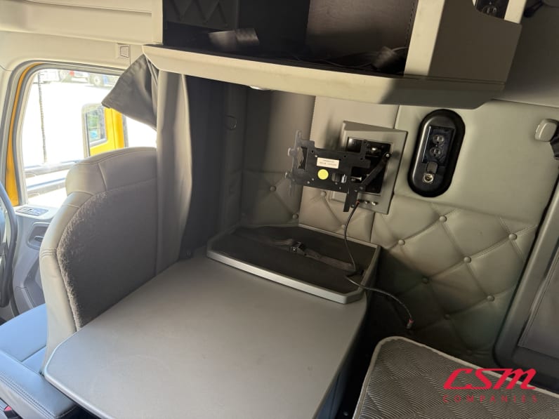 Interior passenger side sleeper for this 2019 Kenworth T680 (Stock number: UKJ259505)Weeee