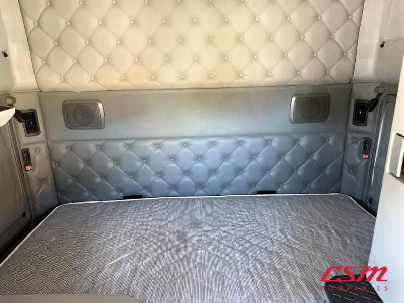 Interior wide sleeper view for this 2019 Kenworth T680 (Stock number: UKJ259505)Weeee