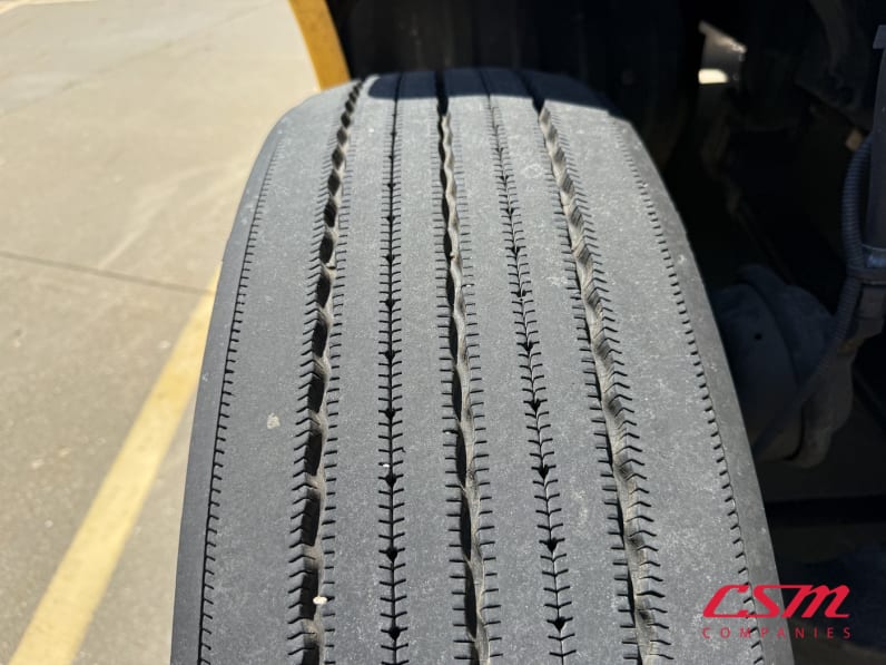 Passenger side front tire tread for this 2019 Kenworth T680 (Stock number: UKJ259505)Weeee