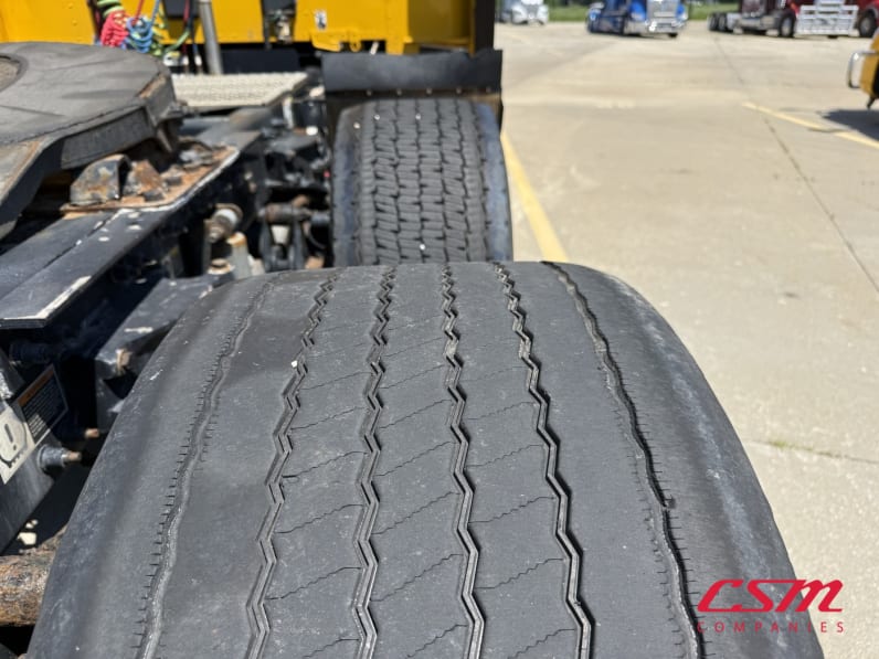 Passenger side rear frame and tire tread for this 2019 Kenworth T680 (Stock number: UKJ259505)Weeee