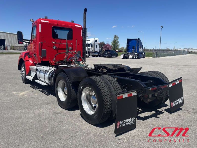 Exterior rear driver side for this 2019 Kenworth T880 (Stock number: UKJ370952)Weeee