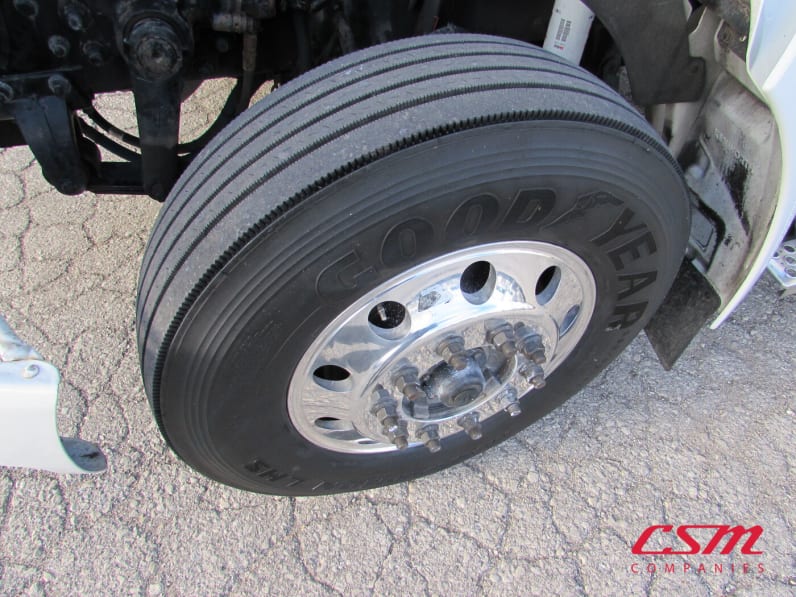 Driver side front tire tread for this 2019 Kenworth T370 (Stock number: UKM252038)